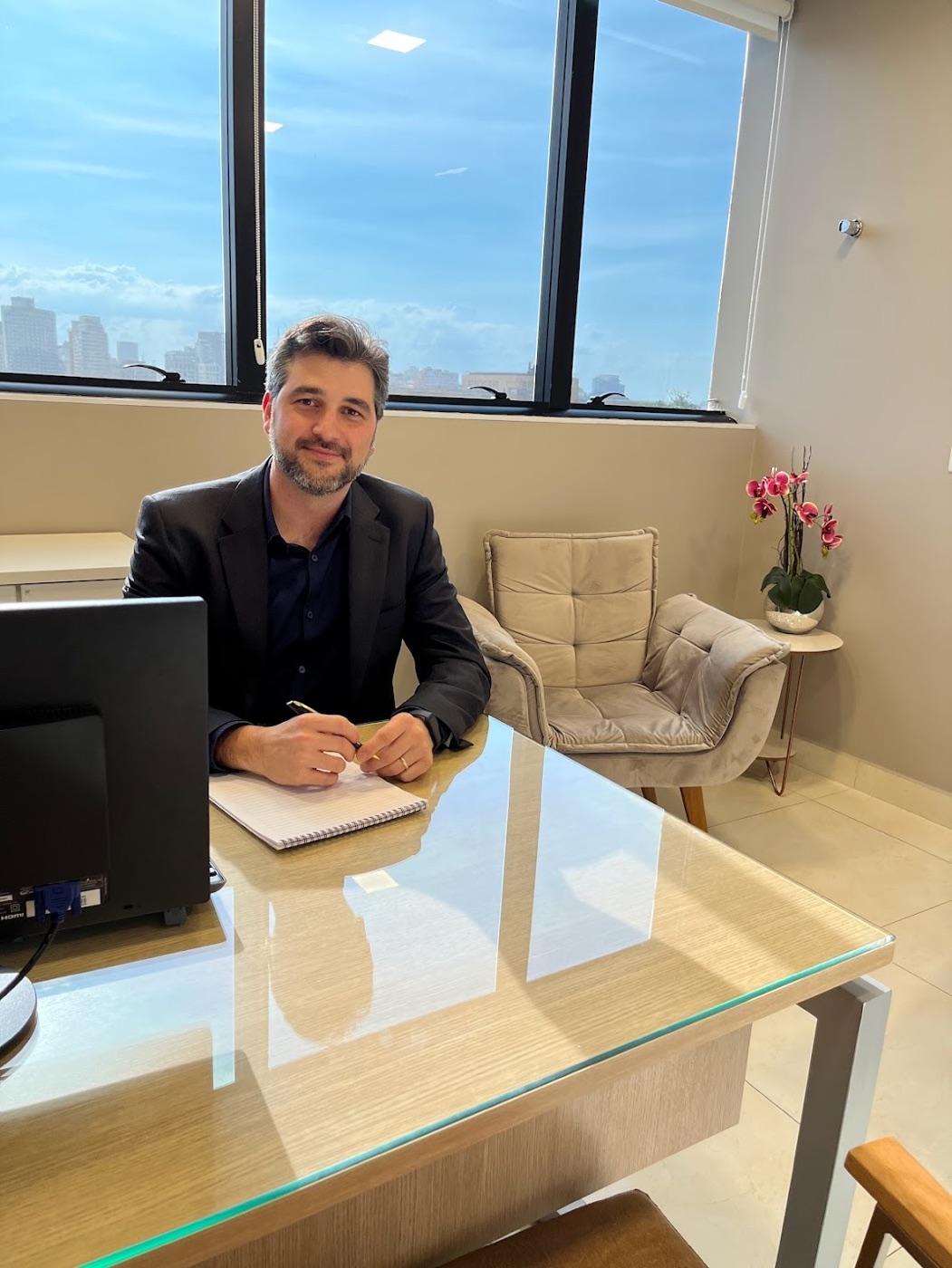 Charles Petrillo em mesa de escritório escrevendo